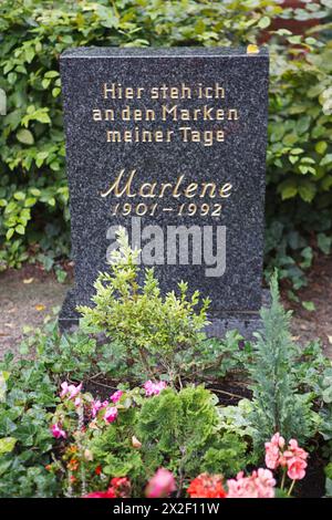 Berlin, Allemagne, 12 août 2007. Tombe de l’actrice et chanteuse allemande Marlene Dietrich (Marie Magdalene Dietrich, 1901-1992, naturalisée américaine), dans le cimetière Friedenau à Berlin (Städtischer Friedhof Stubenrauchstrasse), à côté de la tombe de sa mère. ©Isabella de Maddalena/opale.photo Banque D'Images