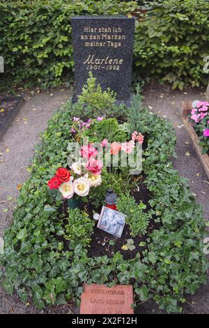 Berlin, Allemagne, 12 août 2007. Tombe de l’actrice et chanteuse allemande Marlene Dietrich (Marie Magdalene Dietrich, 1901-1992, naturalisée américaine), dans le cimetière Friedenau à Berlin (Städtischer Friedhof Stubenrauchstrasse), à côté de la tombe de sa mère. ©Isabella de Maddalena/opale.photo Banque D'Images