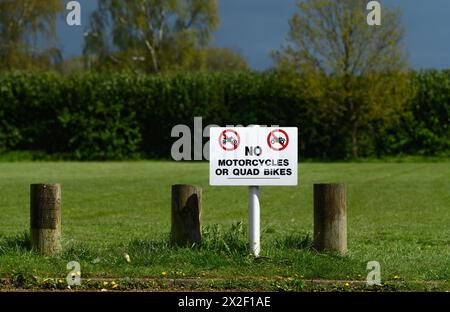 Panneau « No Motorcycles or Quad Bikes » sur un vert de village, Kent, Royaume-Uni. Banque D'Images