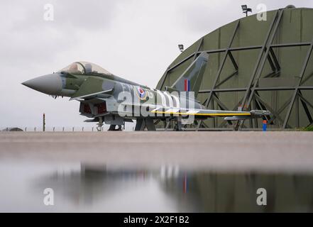 Un jet Typhoon du 257e escadron récemment peint utilisé par l'équipe Typhoon Display, peint dans les couleurs du schéma de peinture « Dayfighter » du Hawker Typhoon volé par Denzel Jenkins le jour J en 1944 pour marquer le 80e anniversaire, est dévoilé à la RAF Coningsby dans le Lincolnshire. Le jet d'affichage nouvellement peint est le successeur du typhon d'affichage surnommé 'Blackjack' piloté par l'équipe d'affichage. Date de la photo : lundi 22 avril 2024. Banque D'Images