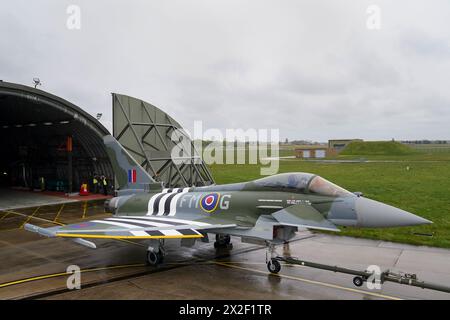 Un jet Typhoon du 257e escadron récemment peint utilisé par l'équipe Typhoon Display, peint dans les couleurs du schéma de peinture « Dayfighter » du Hawker Typhoon volé par Denzel Jenkins le jour J en 1944 pour marquer le 80e anniversaire, est dévoilé à la RAF Coningsby dans le Lincolnshire. Le jet d'affichage nouvellement peint est le successeur du typhon d'affichage surnommé 'Blackjack' piloté par l'équipe d'affichage. Date de la photo : lundi 22 avril 2024. Banque D'Images