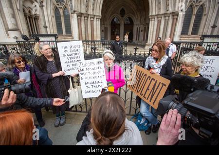 Londres, Angleterre, Royaume-Uni. 22 avril 2024. TRUDI WARNER (68 ans) est vu devant les cours royales de justice de Londres, après que le juge de la haute Cour a refusé l'autorisation d'intenter une action en justice contre Mme Warner pour outrage au tribunal. Elle a été accusée de ''cibler délibérément'' des jurés en brandissant une pancarte devant un tribunal avant un procès de militants pour le climat. Elle a été arrêtée le 27 mars de l'année dernière pour avoir tendu une pancarte devant une entrée utilisée par les jurés de l'Inner London Crown court avant un procès impliquant des membres du groupe climatique Insulate Britain. Crédit : ZUMA Press, Inc/Alamy Live News Banque D'Images