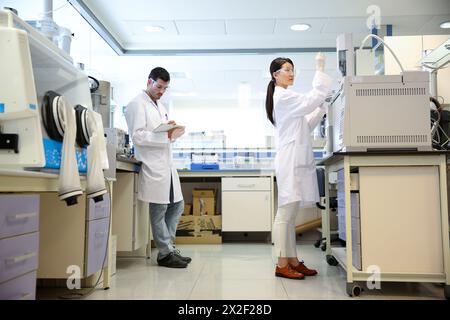 Chercheurs. GC / MS. Chromatographe en phase gazeuse avec détecteur de masse. Analyse des composés organiques dans les extraits obtenus prétraitement des échantillons. Laboratoire organique Banque D'Images