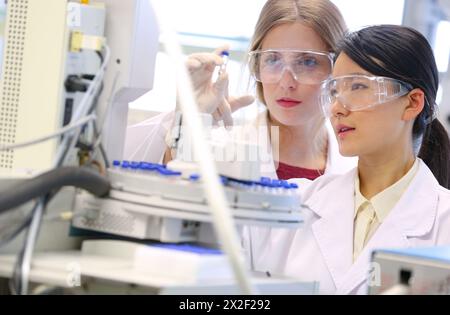 Chercheurs. GC / MS. Chromatographe en phase gazeuse avec détecteur de masse. Analyse des composés organiques dans les extraits obtenus prétraitement des échantillons. Laboratoire organique Banque D'Images