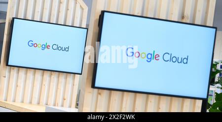 Hanovre, Allemagne. 21 avril 2024. Moniteurs avec logos 'Google Cloud' sur le stand Google à Hannover Messe 2024. Crédit : Julian Stratenschulte/dpa/Alamy Live News Banque D'Images