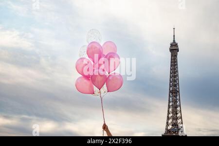 Ballons roses et rouges devant la tour Eiffel, Paris, ville de l'amour Banque D'Images