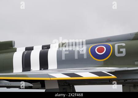 Un jet Typhoon du 257e escadron récemment peint utilisé par l'équipe Typhoon Display, peint dans les couleurs du schéma de peinture « Dayfighter » du Hawker Typhoon volé par Denzel Jenkins le jour J en 1944 pour marquer le 80e anniversaire, est dévoilé à la RAF Coningsby dans le Lincolnshire. Le jet d'affichage nouvellement peint est le successeur du typhon d'affichage surnommé 'Blackjack' piloté par l'équipe d'affichage. Date de la photo : lundi 22 avril 2024. Banque D'Images