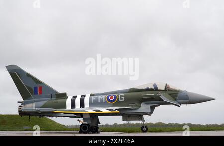 Un jet Typhoon du 257e escadron récemment peint utilisé par l'équipe Typhoon Display, peint dans les couleurs du schéma de peinture « Dayfighter » du Hawker Typhoon volé par Denzel Jenkins le jour J en 1944 pour marquer le 80e anniversaire, est dévoilé à la RAF Coningsby dans le Lincolnshire. Le jet d'affichage nouvellement peint est le successeur du typhon d'affichage surnommé 'Blackjack' piloté par l'équipe d'affichage. Date de la photo : lundi 22 avril 2024. Banque D'Images