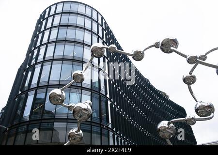 Vue du nouveau bâtiment 100 Liverpool Street et de la sculpture Yayoi Kusama Infinite accumulation devant Elizabeth Line Entrance London EC2 UK KATHY DEWITT Banque D'Images