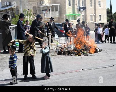 Jérusalem, Israël. 22 avril 2024. Les Juifs ultra-orthodoxes brûlent des objets levés avant le début au coucher du soleil de la fête de la Pâque juive à Mea Shearim à Jérusalem le lundi 22 avril 2024. Toute nourriture levée, comme le pain, est interdite pendant la semaine de vacances qui commémore le départ des Israélites d'Egypte. Photo de Debbie Hill/ crédit : UPI/Alamy Live News Banque D'Images