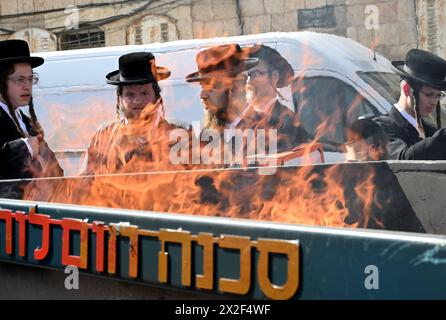 Jérusalem, Israël. 22 avril 2024. Les Juifs ultra-orthodoxes brûlent des objets levés avant le début au coucher du soleil de la fête de la Pâque juive à Mea Shearim à Jérusalem le lundi 22 avril 2024. Toute nourriture levée, comme le pain, est interdite pendant la semaine de vacances qui commémore le départ des Israélites d'Egypte. Photo de Debbie Hill/ crédit : UPI/Alamy Live News Banque D'Images