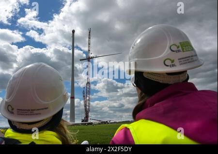 22 avril 2024, Saxe-Anhalt, Bad Lauchstädt : une pale de rotor est soulevée en l'air par une grue pour être Assemblée sur le site de construction du parc énergétique de Bad Lauchstädt. Le parc énergétique de Bad Lauchstädt, dans le centre de l'Allemagne, est actuellement le projet pionnier de l'hydrogène en Allemagne. Ce projet d’innovation est le premier à tester la production d’hydrogène vert à partir de l’énergie éolienne, ainsi que son stockage, son transport, sa commercialisation et son utilisation à l’échelle industrielle en Allemagne centrale. Photo : Heiko Rebsch/dpa Banque D'Images