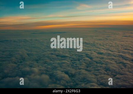 cloudscape vu d'en haut au coucher du soleil vu d'une fenêtre d'un avion Banque D'Images