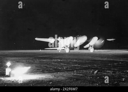 FORCE AÉRIENNE ROYALE : ITALIE, BALKANS ET EUROPE DU SUD-EST, 1942-1945. - Un de Havilland Mosquito NF Mark XIII du No. 256 Squadron RAF, pris dans le faisceau d'une lumière fortuite sur la piste principale de Foggia main, Italie, avant de décoller pour une sortie d'intrus de nuit au-dessus du territoire ennemi Royal Air Force, Wing, 297 Banque D'Images