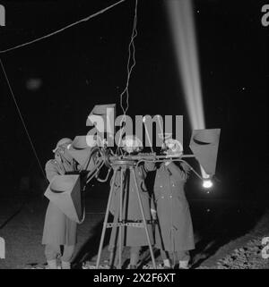 LE SERVICE TERRITORIAL AUXILIAIRE AU ROYAUME-UNI 1939 - 1945 - ATS officiers en formation homme un projecteur dans Western Command. Détecteurs de son avec, de gauche à droite : subaltern Philippa Dawbarn, Subaltern Syney King-Mason et Subaltern Majorie McAlpine British Army, Auxiliary territorial Service Banque D'Images