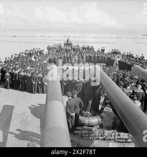 WINSTON CHURCHILL PENDANT LA SECONDE GUERRE MONDIALE - le premier ministre Winston Churchill s'adresse à l'équipage du HMS PRINCE OF WALES après le retour du navire au Royaume-Uni le 19 août 1941 à la suite de la conférence atlantique avec le président américain Franklin d Roosevelt à bord de l'USS AUGUSTA Churchill, Winston Leonard Spencer, Royal Navy, PRINCE OF WALES (HMS) Banque D'Images