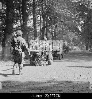 OPÉRATION 'MARKET GARDEN' - LA BATAILLE D'ARNHEM, SEPTEMBRE 1944 - les hommes du 2e Bataillon South Staffordshire Regiment entrent à Oosterbeek le long de l'Utrechtsweg en route vers Arnhem, le 18 septembre 1944 Banque D'Images