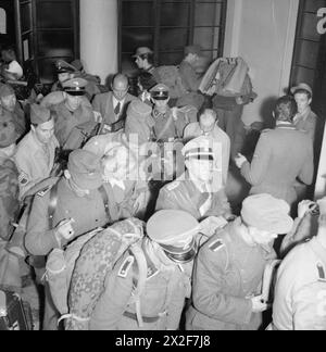 LES SCHUTZSTAFFELN (SS) - les troupes SS se remplissent sur leur chemin vers la captivité après avoir été encerclées et forcées de se rendre à Milan. 30 avril 1945 Armée allemande (troisième Reich), Schutzstaffel (SS) Banque D'Images