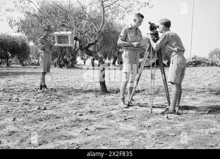 FORCE AÉRIENNE ROYALE : ITALIE, BALKANS ET EUROPE DU SUD-EST, 1942-1945. - Les aviateurs de la section météorologique au quartier général avancé de la Force tactique de bombardiers des Forces aériennes nord-ouest africaines à Comiso, Sicile, vérifient les thermomètres et prennent une lecture de théodolite sur un ballon pilote ascension des Forces aériennes nord-ouest africaines, Force tactique de bombardiers Banque D'Images