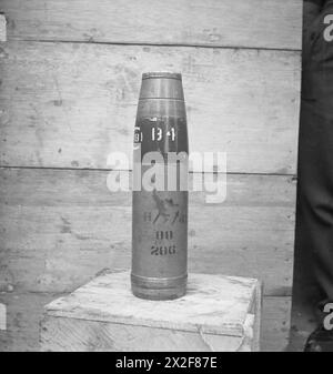 Les photographies documentent la guerre chimique pendant la seconde Guerre mondiale, y compris les obus de 25 livres et les munitions chimiques connexes utilisés dans les opérations de combat. Banque D'Images