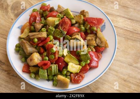 ratatouille colorée et cuite avec une variété de légumes Banque D'Images