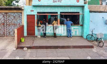 Le peuple cubain dans la cafétéria des petites entreprises Matanzas, Cuba Banque D'Images