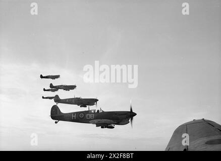 Le Supermarine Spitfire Mark VCs du No 2 Squadron SAAF survole en formation la côte adriatique de Palata, Italie, 1942-1945, transportant chacun des bombes à usage général de 250 lb en mission sur le front de bataille de la rivière Sangro. Banque D'Images