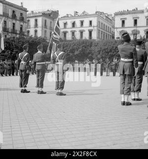 Lors de la cérémonie d'investiture du 28 mars 1944 à Alger, les généraux Wilson, Devers et Andre saluent l'hymne national joué, représentant des officiers alliés de Grande-Bretagne, de France, de Pologne et des États-Unis. Banque D'Images