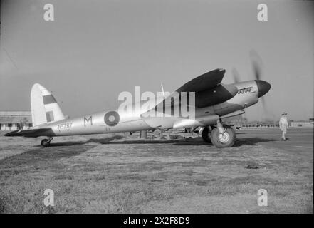 AVION DANS LE SERVICE DE LA ROYAL AIR FORCE, 1939-1945: DE HAVILLAND DH.98 MOSQUITO. - Mosquito PR Mark XVI, NS787 'M', du No. 684 Squadron RAF, se préparant à décoller à Alipore, Inde Royal Air Force, Royal Air Force Regiment, Sqdn, 105 Banque D'Images