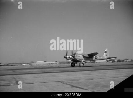 OPÉRATIONS DE LA ROYAL AIR FORCE EN EXTRÊME-ORIENT, 1941-1945. - De Havilland Mosquito PR Mark XVI, NS787 'm', du No. 684 Squadron RAF décolle d'Alipore, Inde, pour une sortie de reconnaissance photo au-dessus de la Birmanie Royal Air Force, Royal Air Force Regiment, Sqdn, 105 Banque D'Images