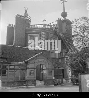 THE ROYAL OBSERVATORY : LA VIE QUOTIDIENNE AU ROYAL OBSERVATORY, GREENWICH, LONDRES, ANGLETERRE, ROYAUME-UNI, 1945 - Une vue de Flamsteed House, une partie de l'ancien bâtiment de l'Observatoire conçu par Sir Christopher Wren. Clairement visible dans le coin supérieur droit est la boule du temps, qui, depuis 1833 jusqu'au déclenchement de la guerre, avait donné un signal horaire aux navires dans la Tamise à proximité en tombant à une heure de l'après-midi. Les dommages causés au bâtiment par le Blitz de 1940 sont également clairement visibles : la partie inférieure du bâtiment n'a pas de verre dans les fenêtres Banque D'Images