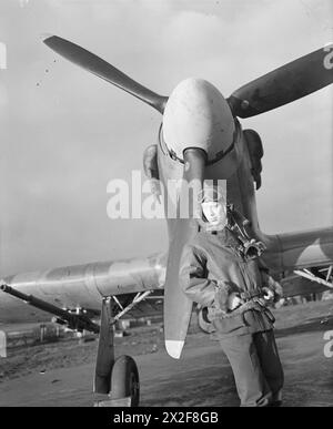 LA BATAILLE D'ANGLETERRE 1940 - personnalités britanniques : chef d'escadron James Lacey DFM debout près de l'hélice d'un Hawker Hurricane à Milfield, près de Berwick Lacey, James Harry, Royal Air Force Banque D'Images