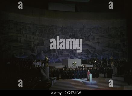 La police et l'actrice Mary Clare apparaissent sur scène au Royal Albert Hall de Londres, le 21 février 1943, lors d'un événement honorant l'Armée rouge. Banque D'Images