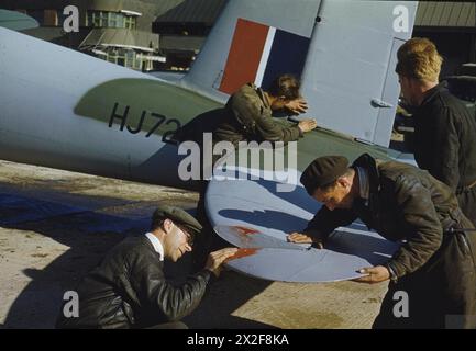 Les installateurs font des ajustements à l'empennage du Mosquito HJ728 à l'usine de Havilland à Hatfield, Hertfordshire, 1943, pendant la production d'avions. Banque D'Images