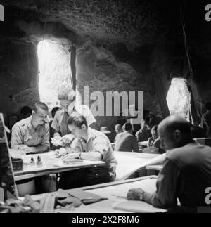 L'ARMÉE POLONAISE DANS LE SIÈGE DE TOBROUK, 1941 - officiers d'état-major de la Brigade indépendante polonaise de fusils des Carpates au travail dans le quartier général de la brigade placé dans une grande grotte souterraine Armée polonaise, Forces armées polonaises à l'Ouest, Brigade indépendante de fusils des Carpates, rats de Tobrouk Banque D'Images