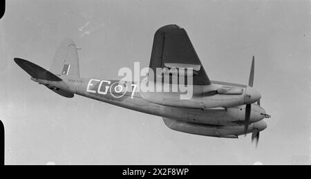 OFFENSIVE AÉRIENNE STRATÉGIQUE CONTRE L'ALLEMAGNE 1939-1945 - Un moustique de Havilland du No 487 Squadron, RNZAF (Royal New Zealand Air Force), de la RAF Hunsdon, Hertfordshire, photographié en février 1944 portant une bombe de 500 lb sous chaque aile. L'un de ses rôles les plus importants dans le commandement des bombardiers était de livrer sur une cible les engins incendiaires qui, la nuit, fournissaient le point de visée pour la force principale des bombardiers lourds Royal New Zealand Air Force, 487 Squadron Banque D'Images