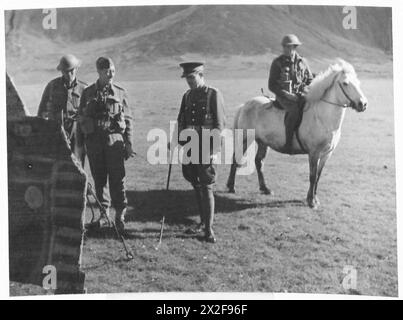 TROUPES BRITANNIQUES ET CANADIENNES EN ISLANDE - quelques officiers et un poney islandais , armée britannique Banque D'Images