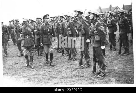 LE ROI VISITE LA CÔTE EST - le roi inspecte un bataillon du Royal Norfolk Regiment British Army Banque D'Images