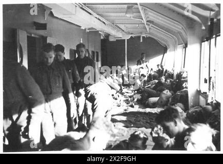 AVEC LES TROUPES BRITANNIQUES ET CANADIENNES EN ISLANDE - la scène entre les ponts sur le navire hollandais qui transportait les troupes à l'Armée britannique islandaise Banque D'Images