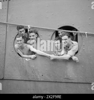 Les troupes britanniques observent depuis les hublots alors que leur troupeau de troupes arrive à Singapour en novembre 1941 pendant les opérations de la seconde Guerre mondiale en Malaisie. Banque D'Images