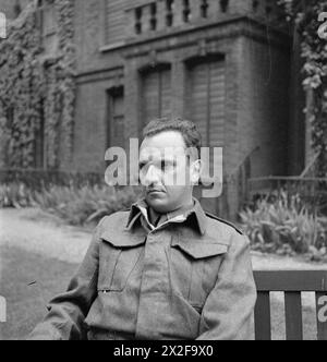 David Woodward, correspondant de guerre du Manchester Guardian, connu pour sa couverture des événements de la seconde Guerre mondiale, y compris le débarquement en Normandie et la libération du camp de concentration de Bergen-Belsen. Banque D'Images