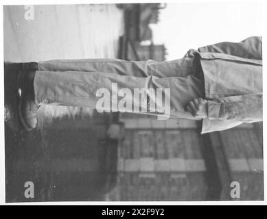 Un soldat porte une robe de combat tropicale délivrée aux troupes déployées à l'étranger, illustrant l'uniforme standard, les vêtements de protection et l'adaptation aux climats tropicaux par l'armée britannique. Banque D'Images