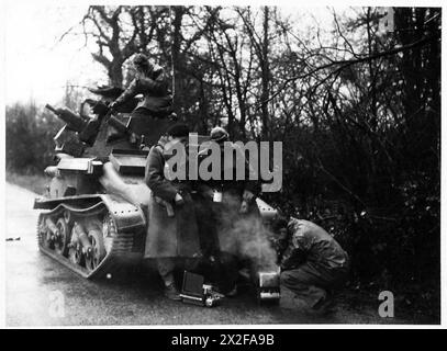 Le personnel de chars de l'armée britannique prépare la nourriture et prépare un repas au bord de la route lors d'opérations à grande échelle en Angleterre. Banque D'Images