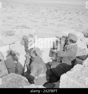 L'ARMÉE POLONAISE DANS LA CAMPAGNE DU DÉSERT occidental, 1940-1942 - un poste d'observation du régiment d'artillerie des Carpates situé dans les ruines d'un ancien temple grec, 16 février 1942. Les deux officiers (capitaine et sous-lieutenant) cherchent l'ennemi, celui de gauche utilisant des jumelles ciseaux. Ces photos prises aux positions les plus avancées autour de Carmuset er Regem (Karmusat Ar Rijam) près de Gazala, montrent des unités d'infanterie et d'artillerie de la Brigade indépendante polonaise des carpates face aux forces allemandes et italiennes Armée britannique, Armée polonaise, Forces armées polonaises à l'Ouest, Banque D'Images