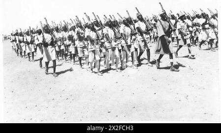 PHOTOGRAPHIES PRISES DE LA FORCE DE DÉFENSE SOUDANAISE - exercice sur la place du défilé, armée britannique Banque D'Images