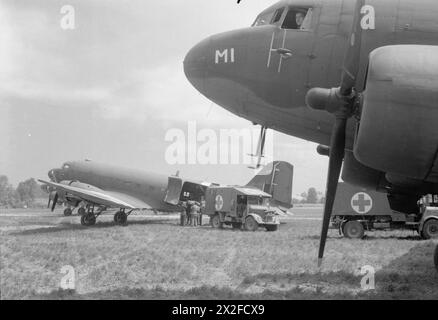 COMMANDEMENT DES TRANSPORTS DE LA ROYAL AIR FORCE, 1943-1945. - Un blessé des combats en Normandie est chargé d'une ambulance de l'armée dans l'un des Douglas Dakota Mark III du groupe no 46 à B2 Bazenville, Normandie, pour être évacué vers le groupe 46 de la Royal Air Force du Royaume-Uni Banque D'Images