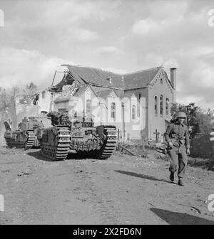 Les chars Churchill et l'infanterie avancent lors de l'attaque de la 3e division sur une poche ennemie près d'Overloon le 14 octobre 1944, illustrant les opérations d'armes combinées britanniques dans le nord-ouest de l'Europe. Banque D'Images