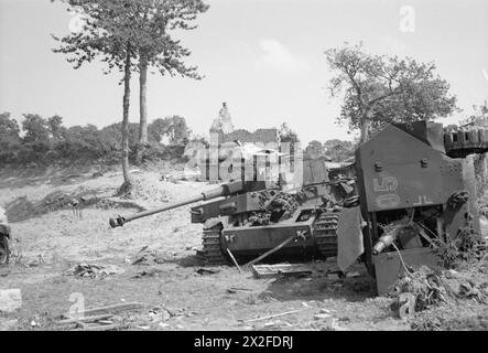 ROYAL AIR FORCE : 2ND TACTICAL AIR FORCE, 1943-1945. - Les suites d'une attaque des typhons Hawker de la 121e Escadre no contre des véhicules blindés allemands qui s'étaient massés à Roncey, au sud-est de Coutances, en Normandie, pour contre-attaquer les forces américaines le 29 juillet 1944. Les véhicules naufragés comprennent un char PzKpfw IV et deux véhicules blindés demi-voie SdKfz 251. Les tombes de certains des occupants peuvent être vues sur la gauche Royal Air Force, maintenance Unit, 63, Royal Air Force, maintenance Unit, 201 Banque D'Images