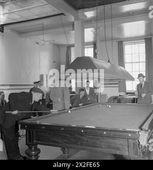 LONDON MERCHANT SEAMEN'S Home ET RED ENSIGN CLUB, 1942 - Merchant Seamen profitez d'une partie de billard dans la salle de billard à London Merchant Seamen's Home et Red Ensign Club Merchant Navy Banque D'Images