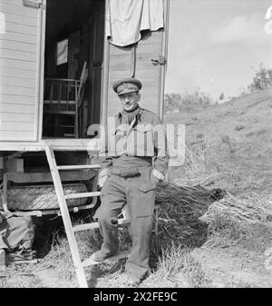 GÉNÉRAUX BRITANNIQUES 1939-1945 - général de division Sir Francis de Guingand (1900 - 1979) : brigadier F W de Guingand, chef d'état-major du général Montgomery devant la caravane de Montgomery, Tripoli de Guingand, Francis Wilfred Banque D'Images